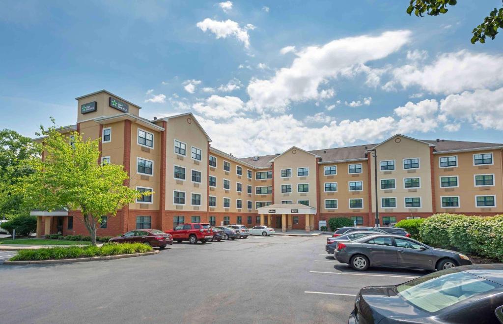 a large building with cars parked in a parking lot at Extended Stay America Suites - Princeton - South Brunswick in South Brunswick Terrace