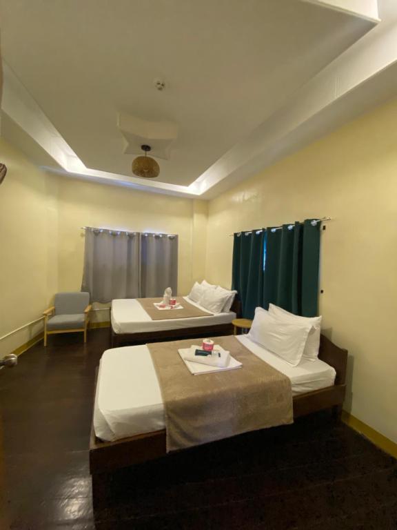 Postel nebo postele na pokoji v ubytování Cozy Coron Inn
