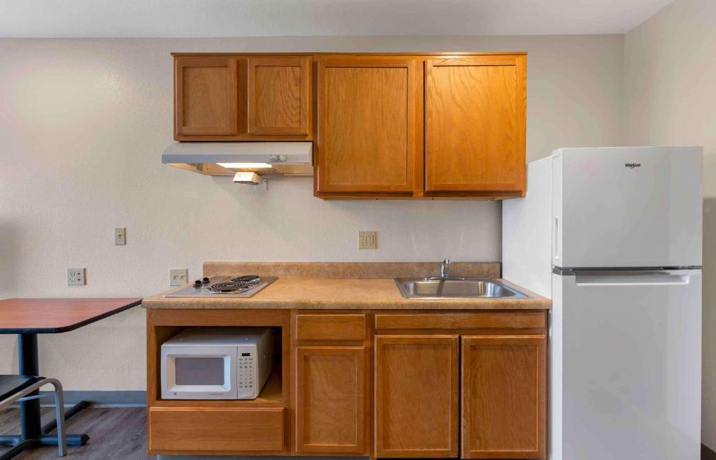 Kuchyň nebo kuchyňský kout v ubytování Extended Stay America Select Suites - Provo - American Fork