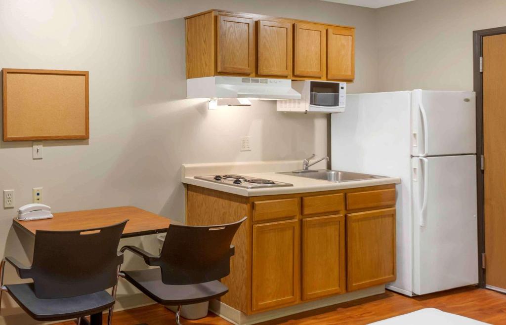 Kuchyň nebo kuchyňský kout v ubytování Extended Stay America Select Suites - Provo - American Fork