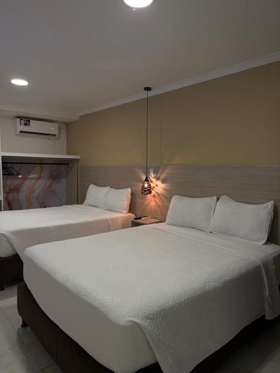 Postel nebo postele na pokoji v ubytování Holiday Sai Hotel