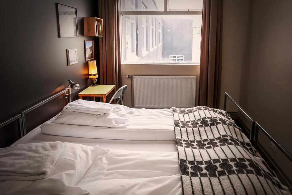 Un pat sau paturi într-o cameră la Kex Hostel