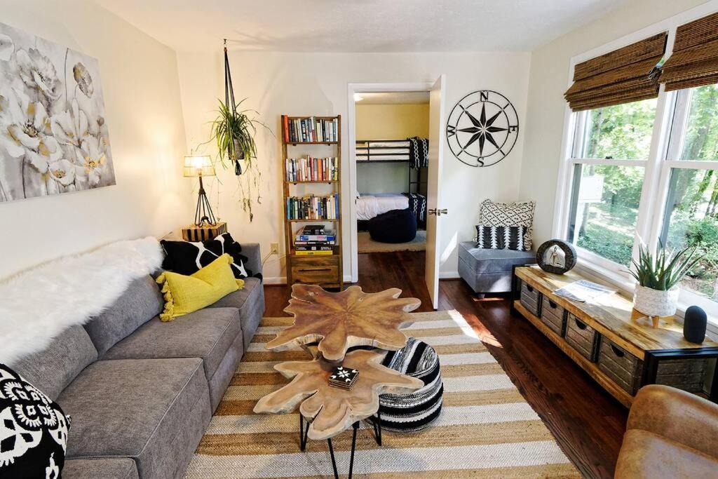 Posezení v ubytování LAKE-FRONT! Hot tub, walk 2 town, chrgr sleeps 17