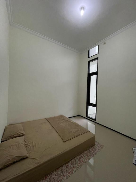 Postel nebo postele na pokoji v ubytování YF Homestay Jepara