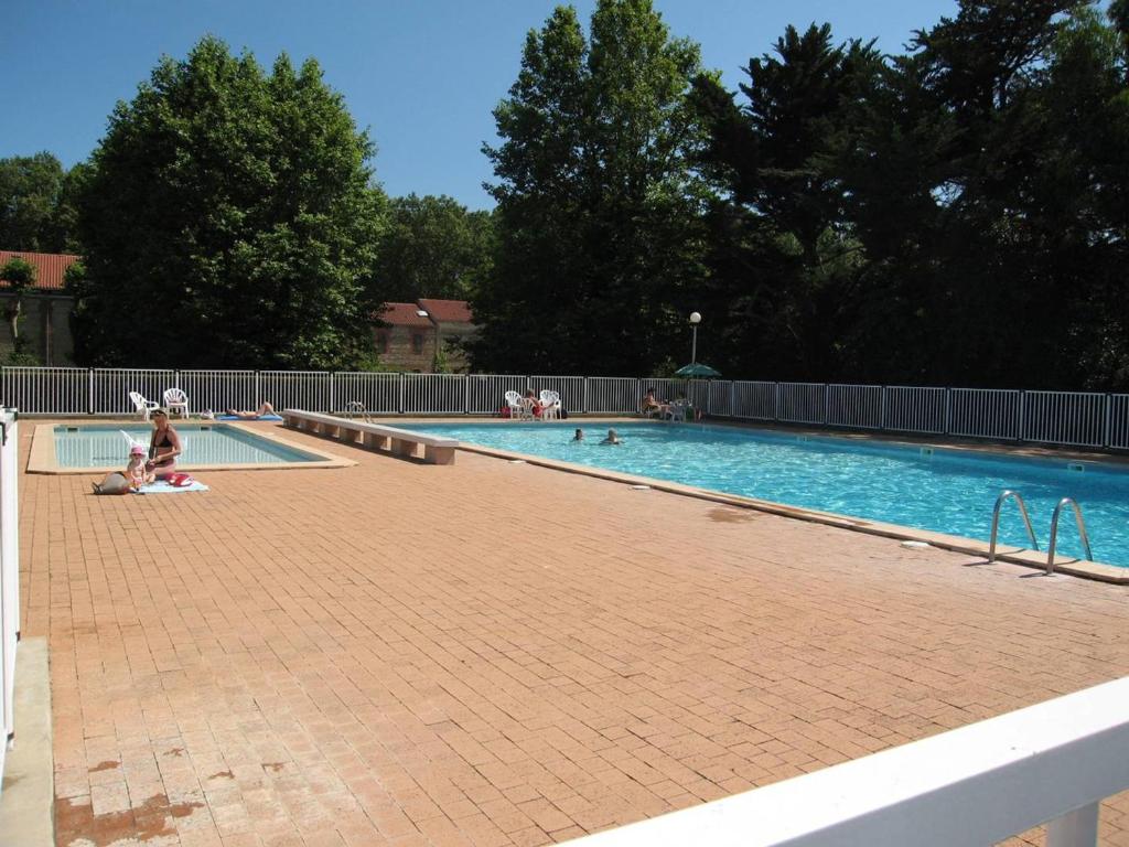 - une grande piscine avec des personnes dans l'établissement Appartement 2 pièces avec terrasse à Saint-Cyprien - FR-1-106-108, à Saint-Cyprien
