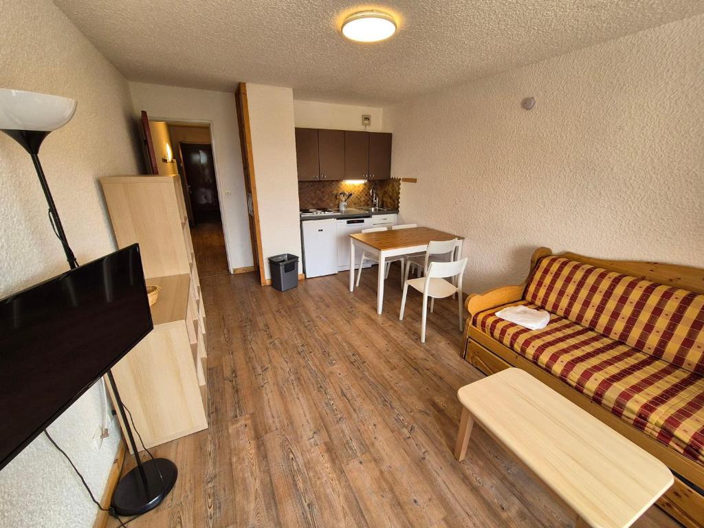 un salon avec un canapé et une table dans l'établissement Studio fonctionnel au pied des pistes, centre station, animaux admis - FR-1-811-42, à Les Deux Alpes