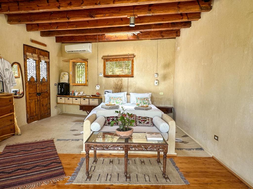 Postel nebo postele na pokoji v ubytování Waterside Loft -Rustic & Lux Tunis Artisan Village
