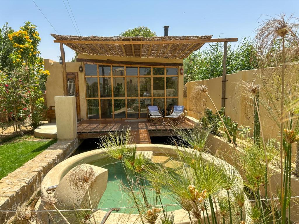 Bazén v ubytování Waterside Loft -Rustic & Lux Tunis Artisan Village nebo v jeho okolí