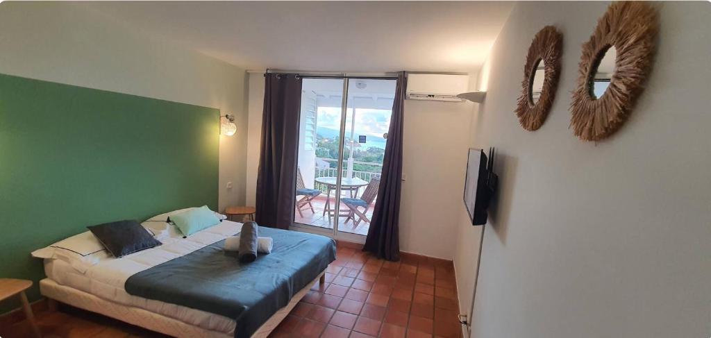 Postel nebo postele na pokoji v ubytování Ananas Premium - Séjour Détente T2 Vue Mer avec Balcon Privé à Tartane