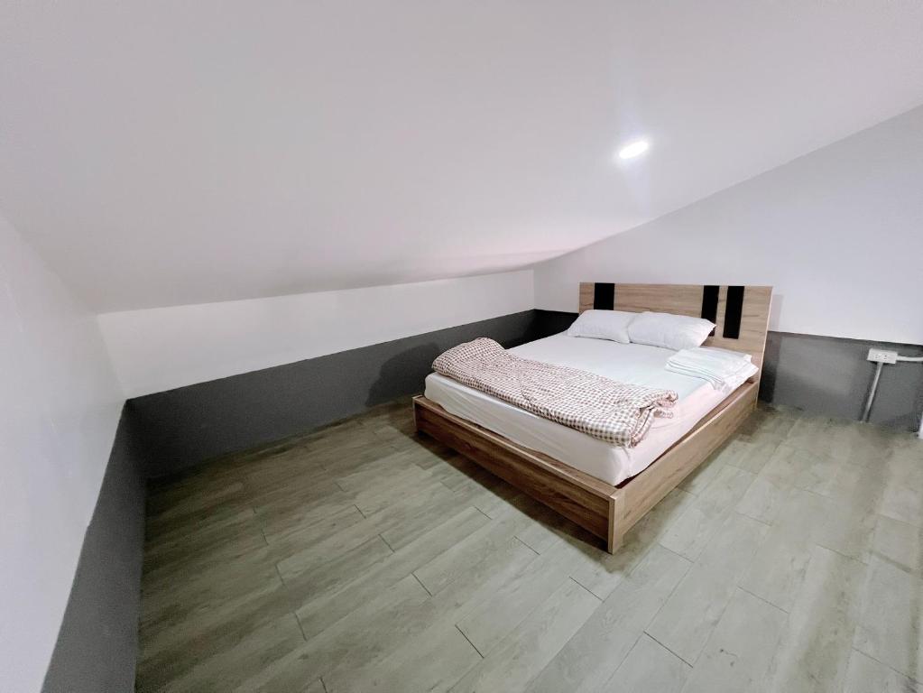 Ένα ή περισσότερα κρεβάτια σε δωμάτιο στο Tim House Thalang Phuket 4,5