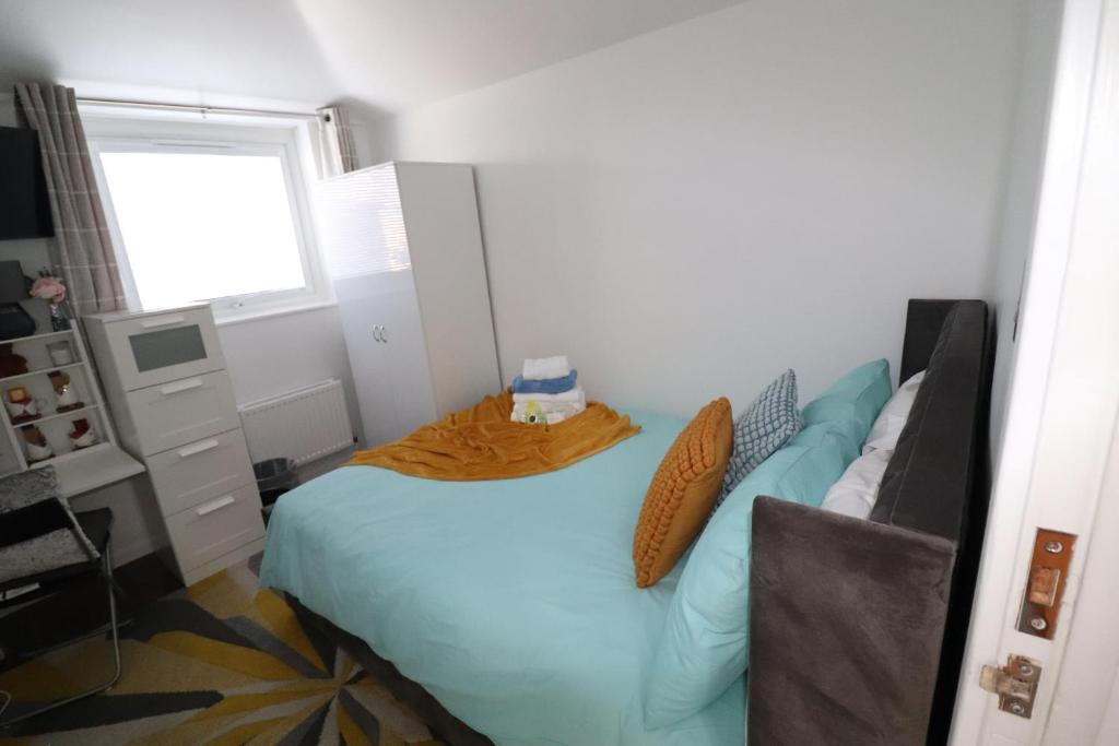 Postel nebo postele na pokoji v ubytování West Dulwich Home 28 Mins to London Victoria