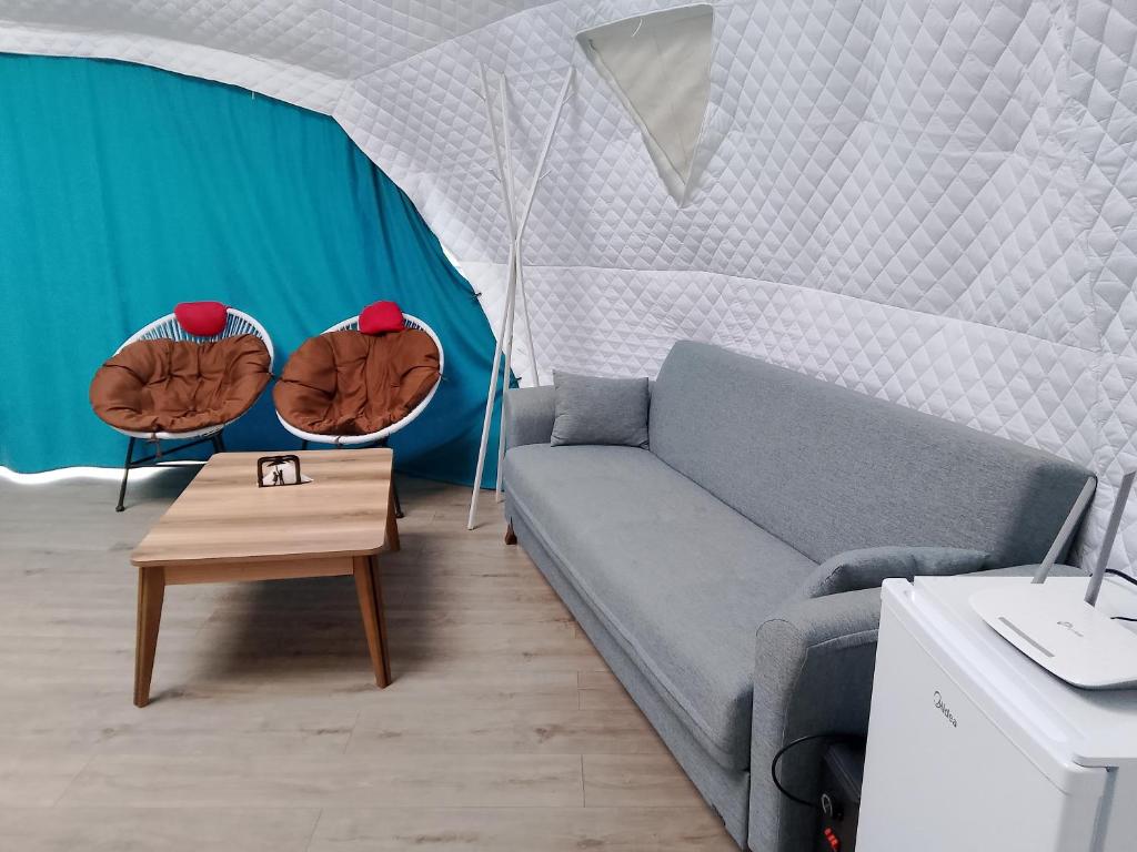 Posezení v ubytování Glamping Machakhela