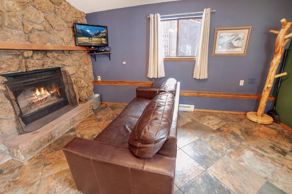 Μια τηλεόραση ή/και κέντρο ψυχαγωγίας στο Timber Creek Chalets- 7 cabin