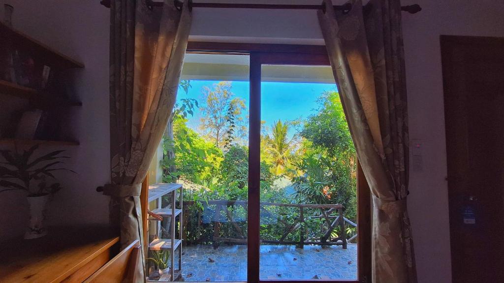 Vườn quanh Ancarine Beach Resort