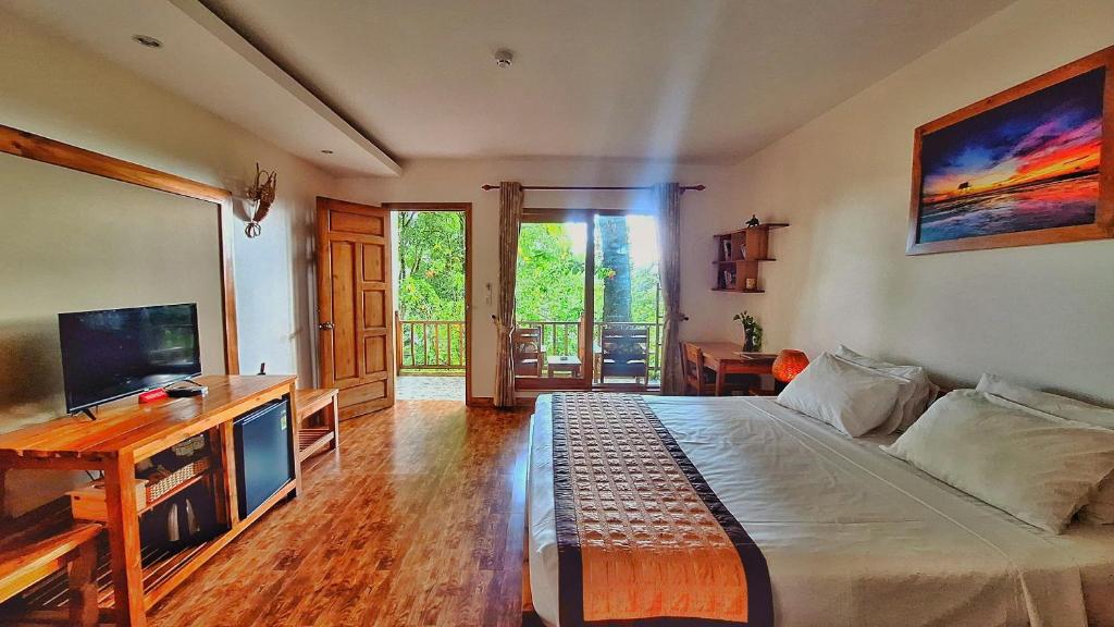 TV a/nebo společenská místnost v ubytování Ancarine Beach Resort