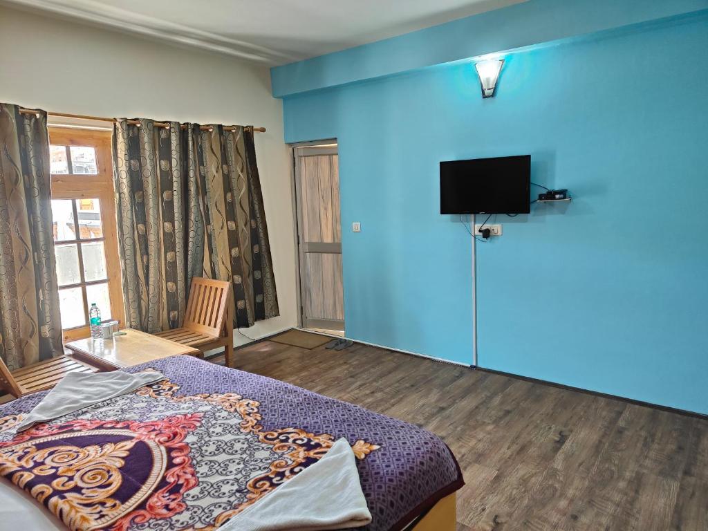 TV a/nebo společenská místnost v ubytování TSASKAN hotel