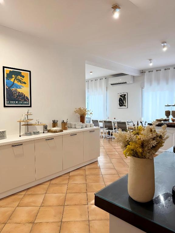 TV a/nebo společenská místnost v ubytování Hôtel Thalassa