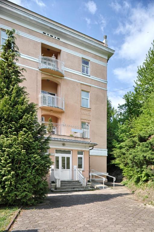 ロガシュカ・スラティナにあるSLOAPART Apartmentsの階段とバルコニー付きのアパートメントビル
