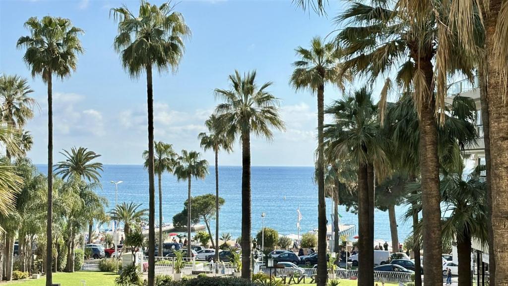 une vue sur l'océan depuis un complexe hôtelier avec des palmiers dans l'établissement Mondrian By Terrys Homes, à Cannes