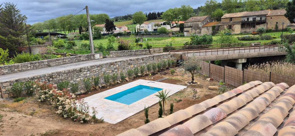 vista sul giardino con piscina di Tournissan L'Auberge du Chateau avec ça piscine a Tournissan