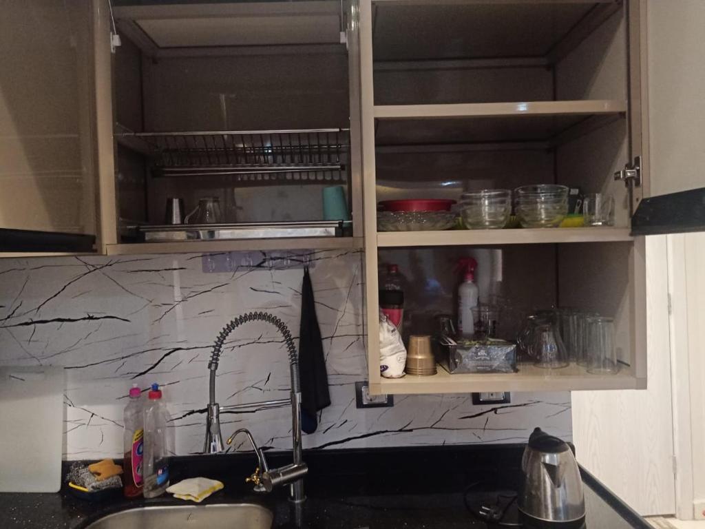Kuchyň nebo kuchyňský kout v ubytování شاليه فندقي هلنان بورفؤادHelnan Hotel Chalet in Port Fouad, Port Said