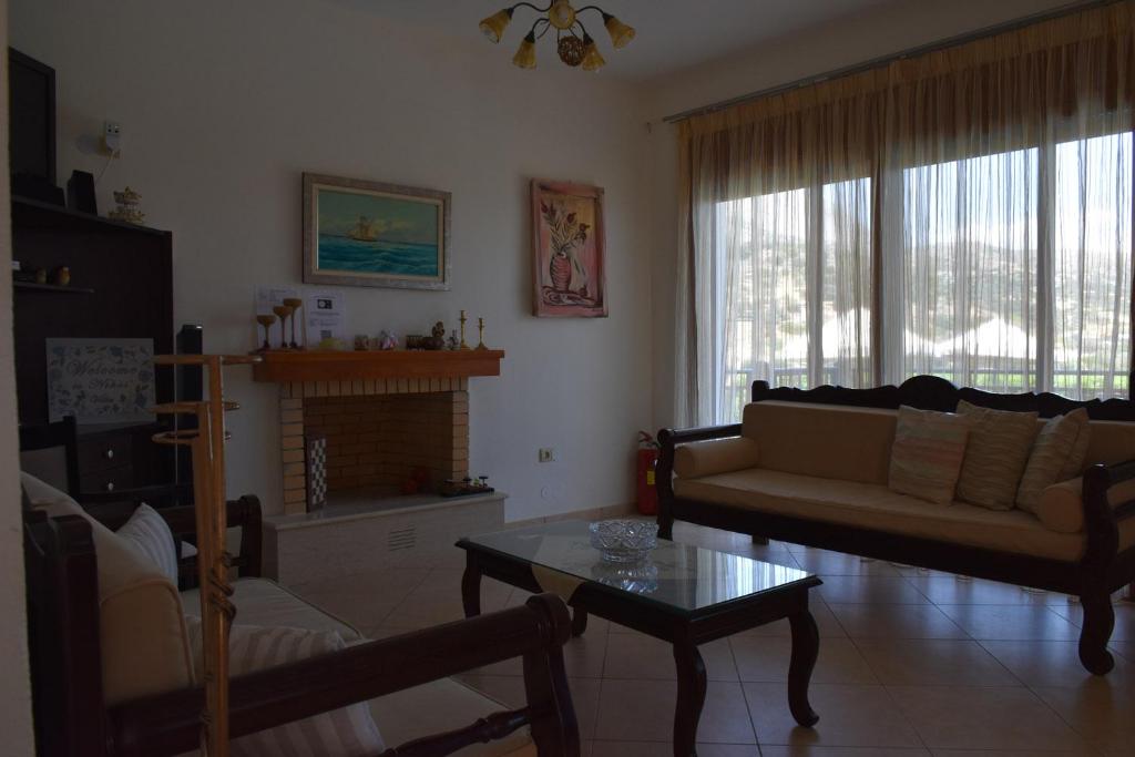 Posezení v ubytování Triopetra Luxury Villas Fournou Lago