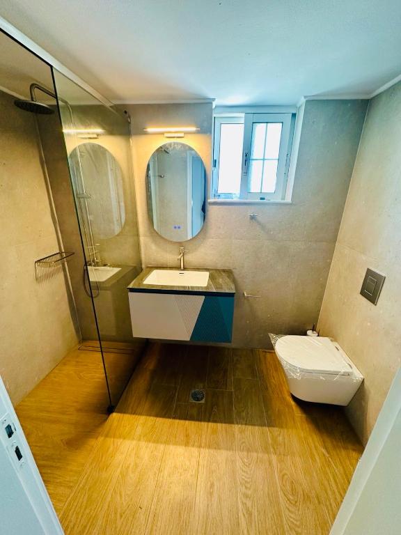 Kúpeľňa v ubytovaní Cozy Renovated Apartment "Filoxenia"