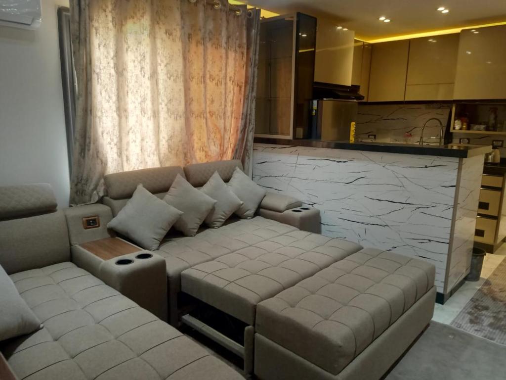 Posezení v ubytování شاليه فندقي هلنان بورفؤادHelnan Hotel Chalet in Port Fouad, Port Said
