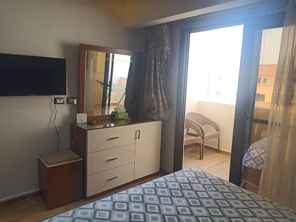 TV a/nebo společenská místnost v ubytování شاليه فندقي هلنان بورفؤادHelnan Hotel Chalet in Port Fouad, Port Said