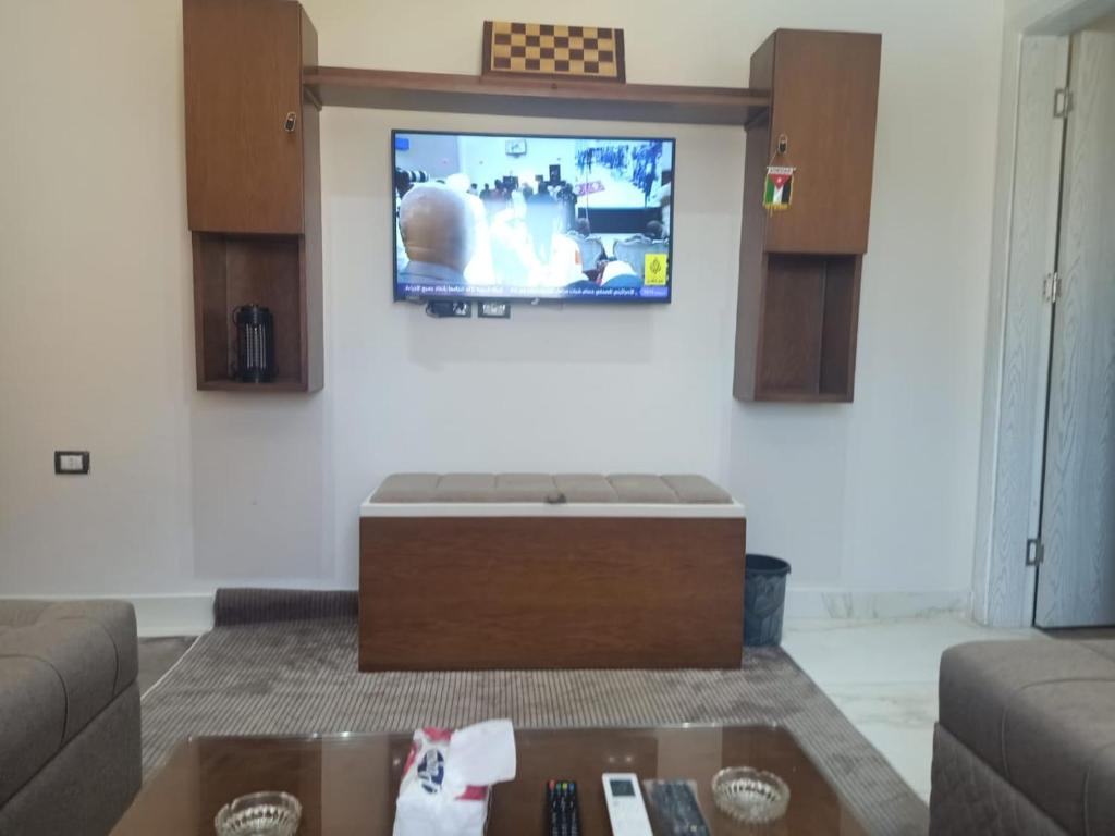 TV a/nebo společenská místnost v ubytování شاليه فندقي هلنان بورفؤادHelnan Hotel Chalet in Port Fouad, Port Said