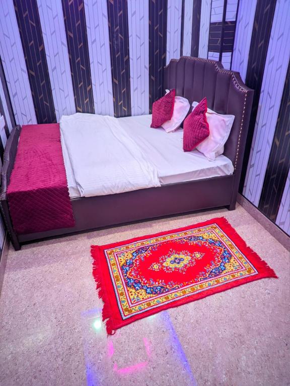 AyodhyaにあるGupta Homestayのベッドルーム1室(ベッド1台、床に敷物付)