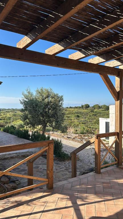 einem Holzpavillon mit Blick auf ein Feld in der Unterkunft Sesmarias in Vila Real de Santo António