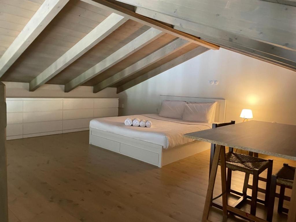 Postel nebo postele na pokoji v ubytování Asos Beachfront Apartment, Center village, 20m Beach - near Myrtos - Fiskardo