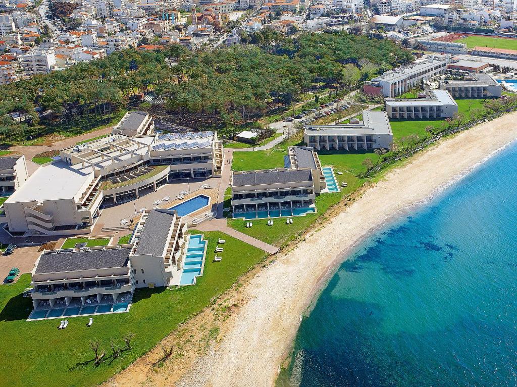 z powietrza widok na ośrodek na plaży w obiekcie Grecotel Grand Hotel Egnatia w Aleksandropolis
