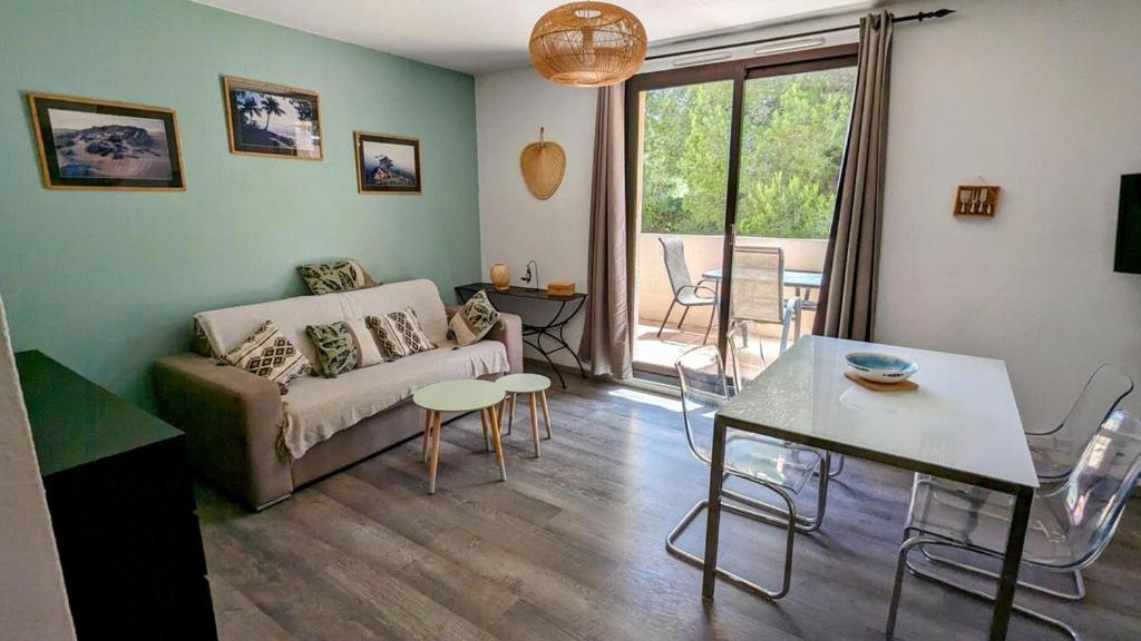 un salon avec un canapé et une table dans l'établissement Domaine de la Coudoulière, Calme, sans vis à vis, proche mer, piscine, à Six-Fours-les-Plages