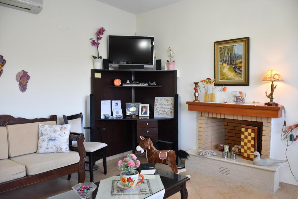 TV a/nebo společenská místnost v ubytování Triopetra Luxury Villas Fournou Lago