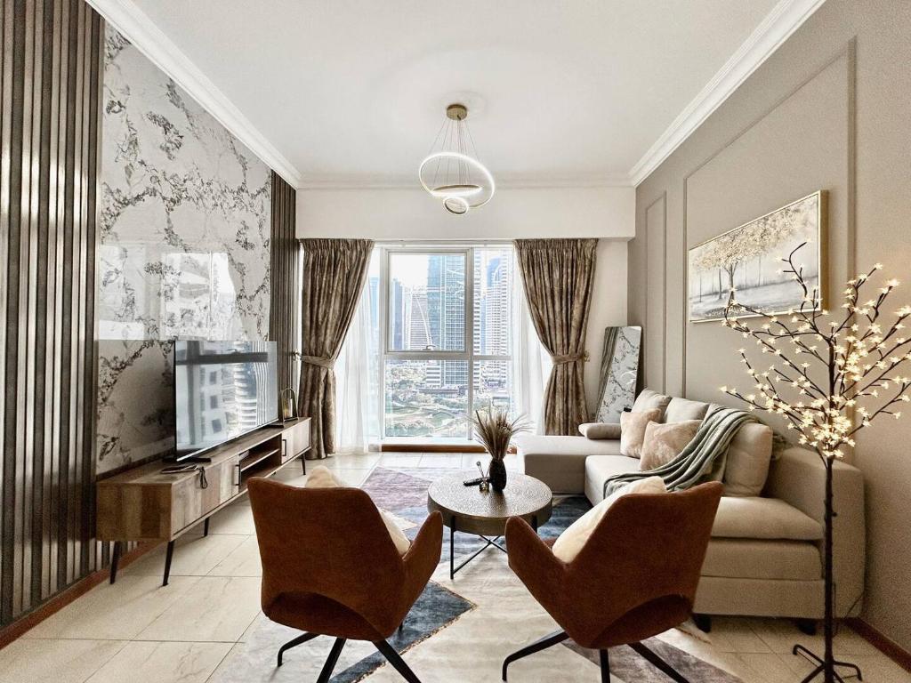 een woonkamer met een bank, een tafel en stoelen bij Haven On The Lake in Dubai
