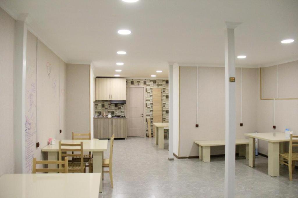 Kuchyň nebo kuchyňský kout v ubytování Shine Hostel