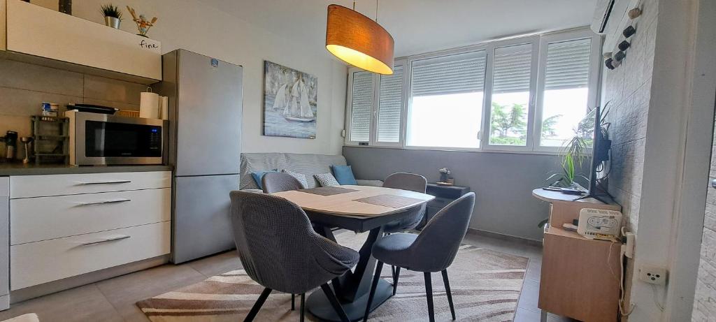 Kuchyňa alebo kuchynka v ubytovaní Apartments Zara- ZD
