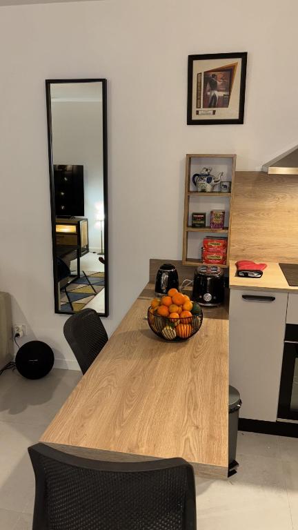 un bol d'oranges sur une table dans une cuisine dans l'établissement Île Rousse - Vue mer, à La Celle-sous-Gouzon