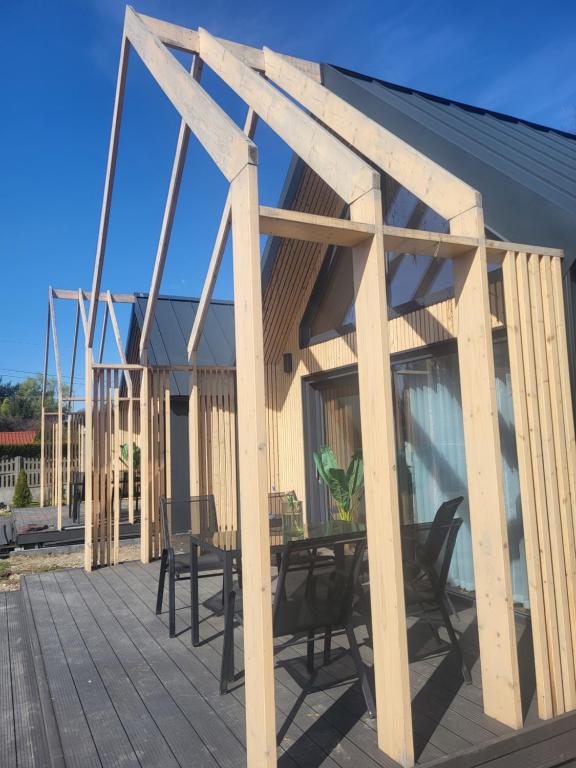 un patio in legno con tavolo e sedie su un ponte di Sielska Ostoja a Brenna