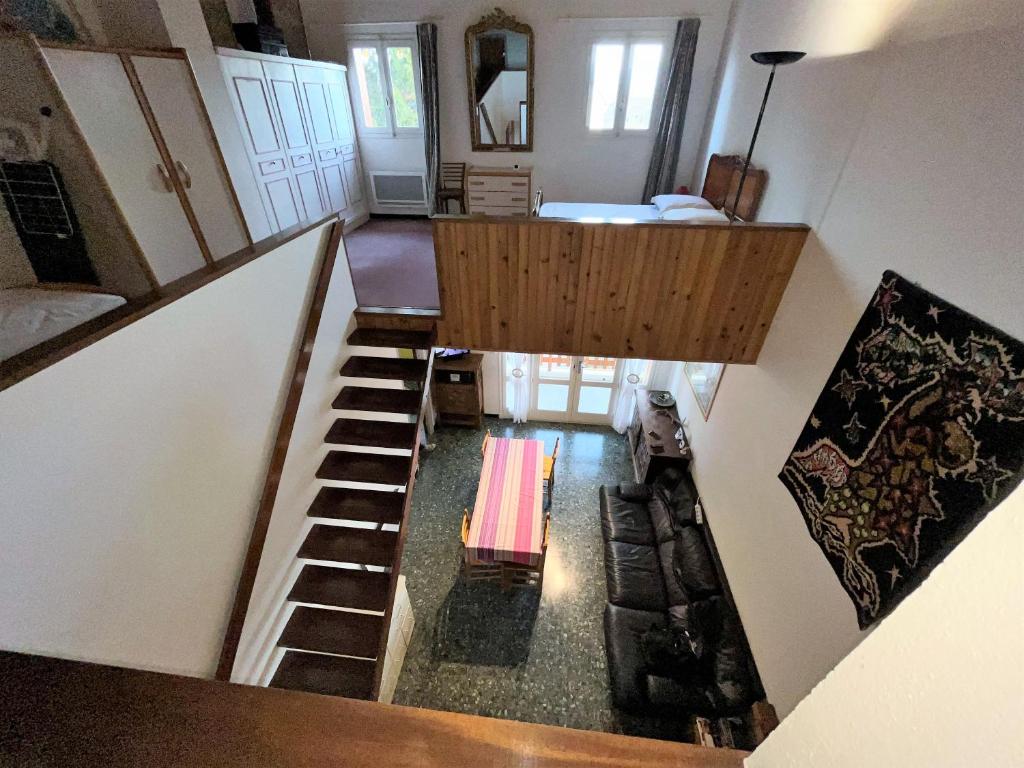 une vue de tête sur un salon avec un escalier dans l'établissement Superbe appartement duplex en cœur de station, à La Celle-sous-Gouzon