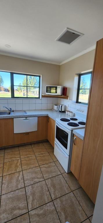 Kuchyň nebo kuchyňský kout v ubytování Pinegrove Cottage - Unit2