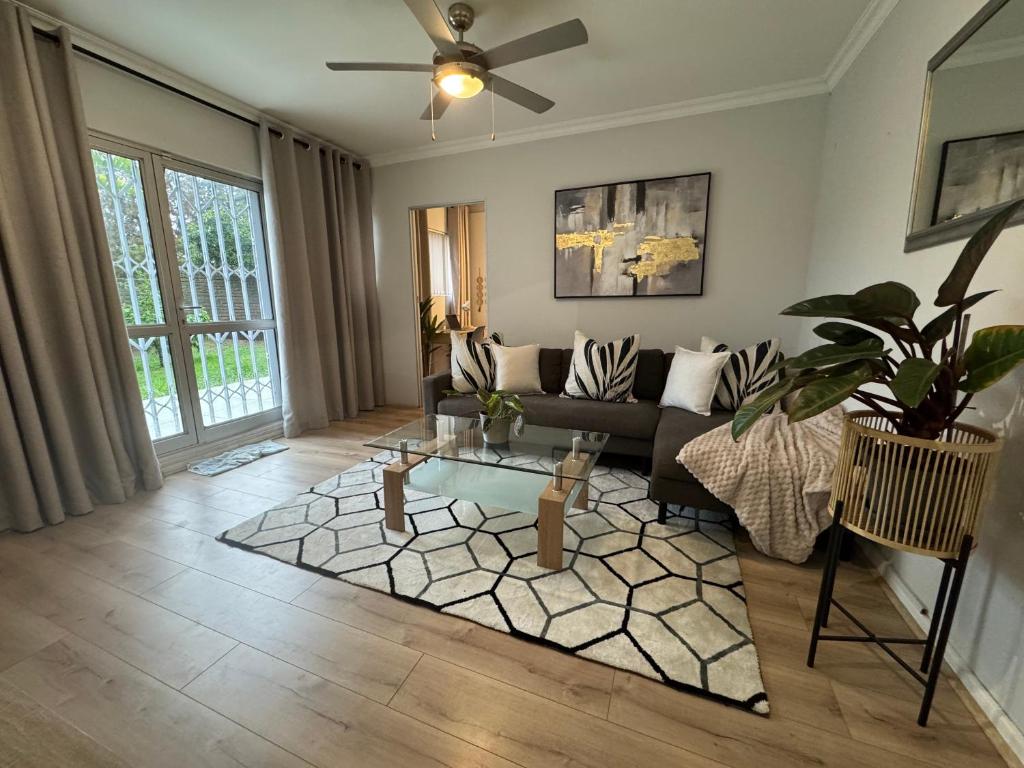 Χώρος καθιστικού στο Serene waterfront escape! Luxury, King bed!