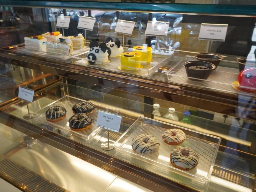 Una vitrina llena de muchos tipos diferentes de donas. en Sitevi Inn & Suites, en Kota