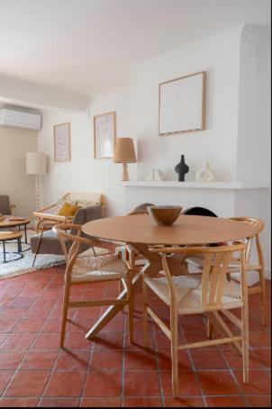 un salon avec une table et des chaises en bois dans l'établissement Deux chambres avec terrasse dans le centre ville d'Aix en Provence, à Aix-en-Provence