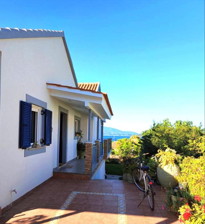 Giota\'s apartment 100m fro the beach