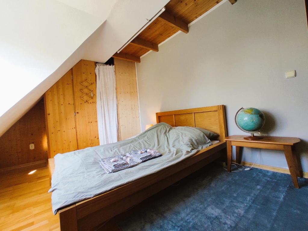 Postel nebo postele na pokoji v ubytování Ruhiges Zimmer mit Blick in den Garten