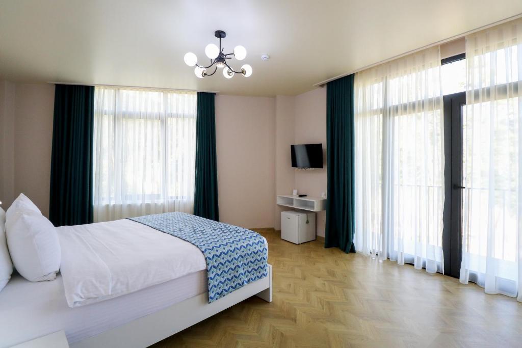 Postel nebo postele na pokoji v ubytování Hotel & Restaurant Emerald Borjomi