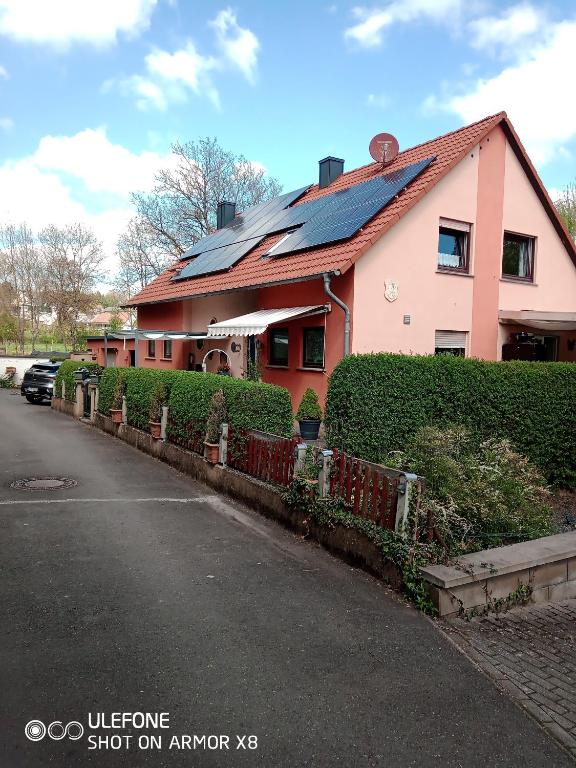 杜德尔多夫Ferienwohnung Cillien的顶部设有太阳能电池板的房子